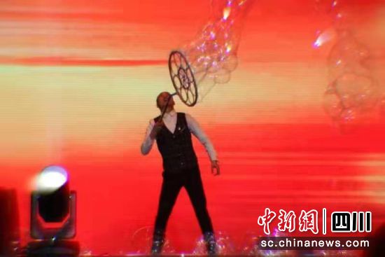 现场杂技表演。